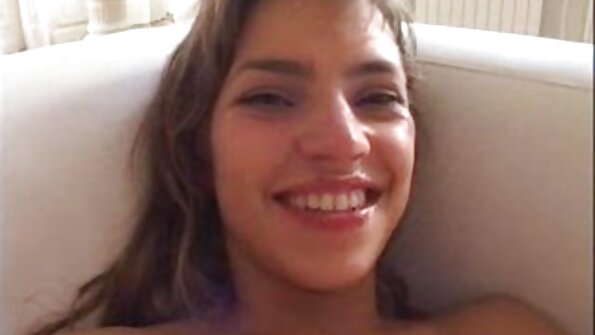 Mooie MILF heeft gratis ned porno seks met bewaker in zijn kantoor