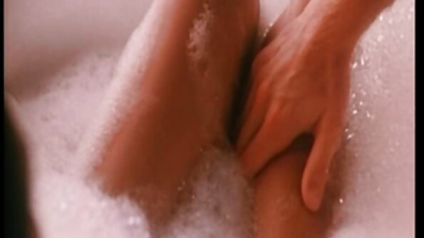 Pornoster pronkt nederlandse porno videos met haar poesje terwijl het op de bank wordt geneukt
