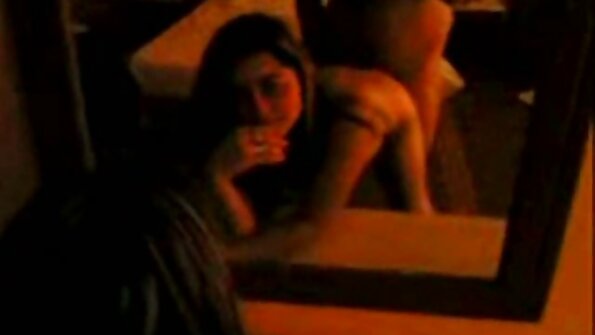Twee meisjes doen gratis nederlands porno lesbische liefde op het bed in de slaapkamer