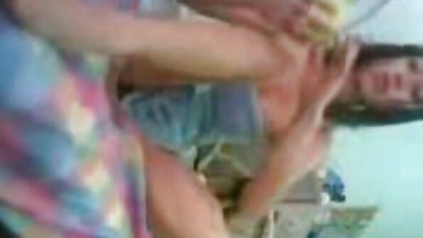 Gepassioneerde donkerharige tiener die haar kutje verkent in een soloscène gratis porno ned