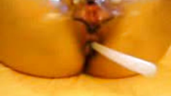 Twee pornodiva's met grote borsten hebben veel echte nederlandse porno plezier met het delen van een stijve