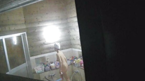 Gebruinde bimbo milf Kasey Storm neukt in nederlandse porno videos kousen