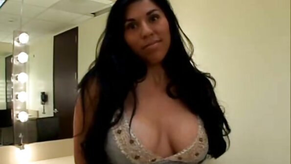 Sexy Latina heeft haar strakke nederlandse porno videos lichaam op het bureau gelegd om geneukt te worden